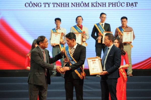 CEO Nguyễn Phạm Hùng nhận giải thưởng Top 50 Thương Hiệu Tín Nhiệm trao tặng bởi Trung Tâm Chống Hàng Giả và Câu lạc bộ Doanh Nhân Đất Việt.