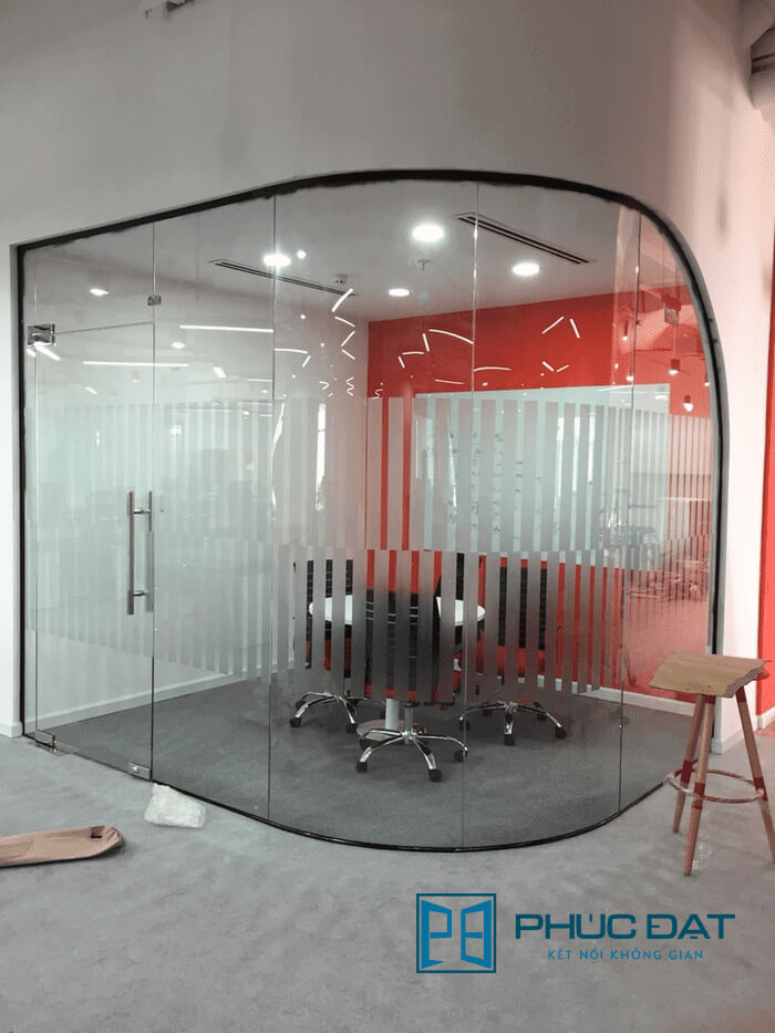 Phòng họp công ty GO-VIET phá cách với vách kính uốn cong