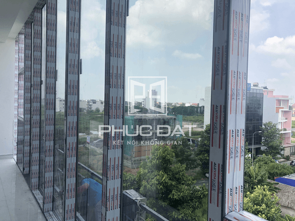 Mặt dựng nhôm kính phản quang nhìn từ phía bên trong.