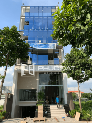 Phúc Đạt thi công mặt dựng kính phản quang tại Quận 2, TPHCM.