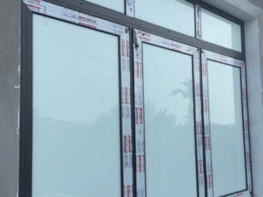 Cửa sổ nhôm Xingfa kính mờ 3 cánh sử dụng khung nhôm Xingfa nhập khẩu chính hãng và kính mờ cường lực.