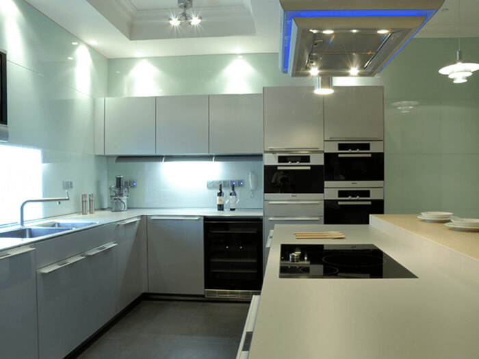 Không gian bếp hiện đại với kính glasskote ốp bếp