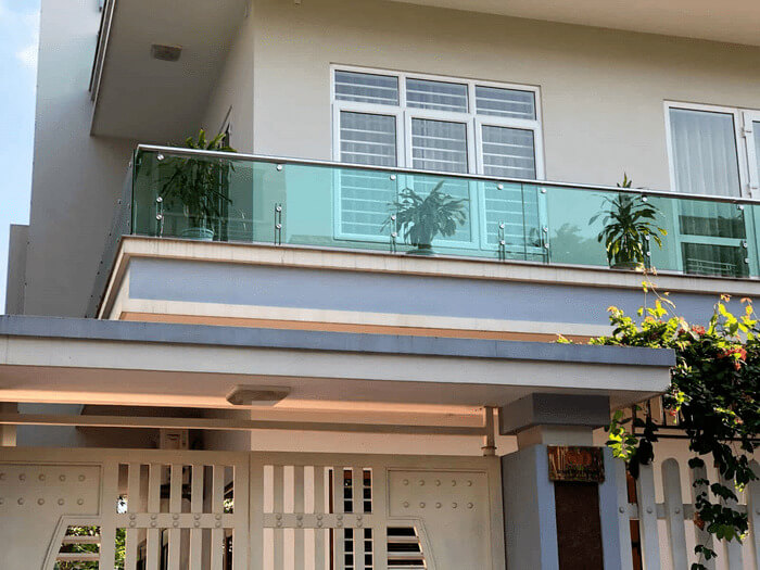 Lan can ban công nhà phố với tay vịn inox