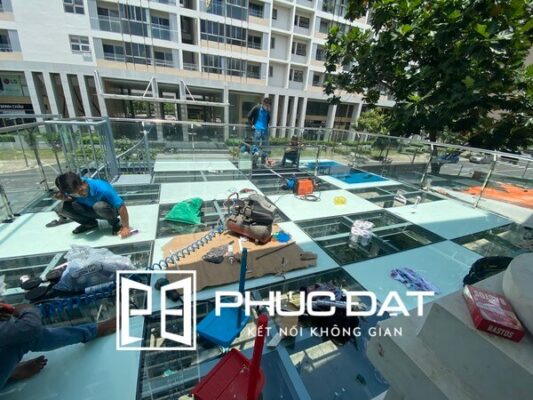 Công trình sàn kính cường lực & lan can kính tay vịn inox