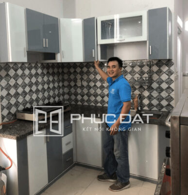 Sử dụng các loại tủ kệ nhà bếp hiện đại giúp tăng khả năng chứa đồ, làm bếp tiện lợi hơn.