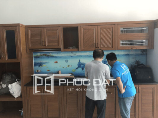 Nên làm tủ bếp bằng chất liệu gì: gỗ, inox, nhôm kính hay nhựa?