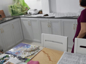 Tủ bếp nhôm trắng sang trọng và sạch sẽ, dễ dàng vệ sinh.
