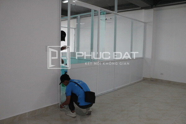Công trình cửa & vách nhôm sơn tĩnh điện hệ 1000 Phúc Đạt thi công tại Tân Phú, TPHCM.