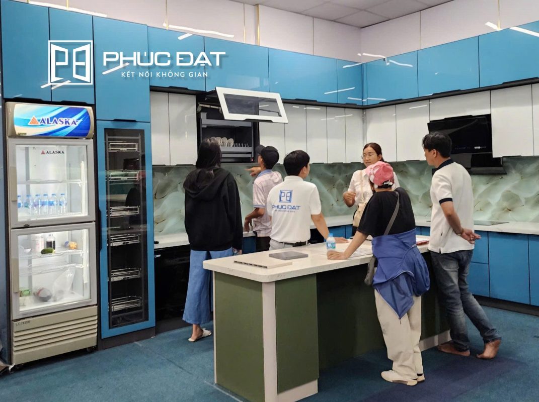 khách hàng nhận tư vấn tủ bếp tại showroom phúc đạt