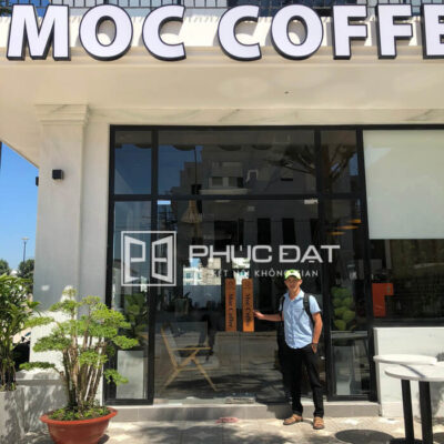 Kính cường lực được sử dụng lắp đặt cửa kính bản lề thủy lực - Công trình thi công bởi Phúc Đạt.