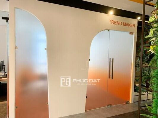 Kính tempered trong lắp đặt dân dụng phổ biến nhất là kính cường lực có độ dày 10mm.