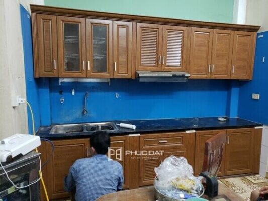Công trình thay mới tủ bếp gỗ tự nhiên bị hư sang tủ bếp nhôm giả gỗ tại Hà Nội