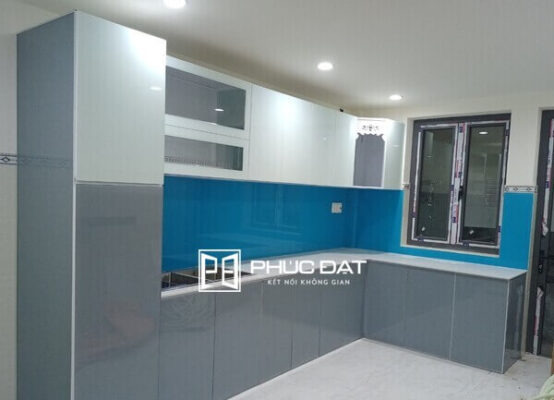 Công trình tủ bếp nhôm kính màu lắp đặt tại Tân Phú, TPHCM