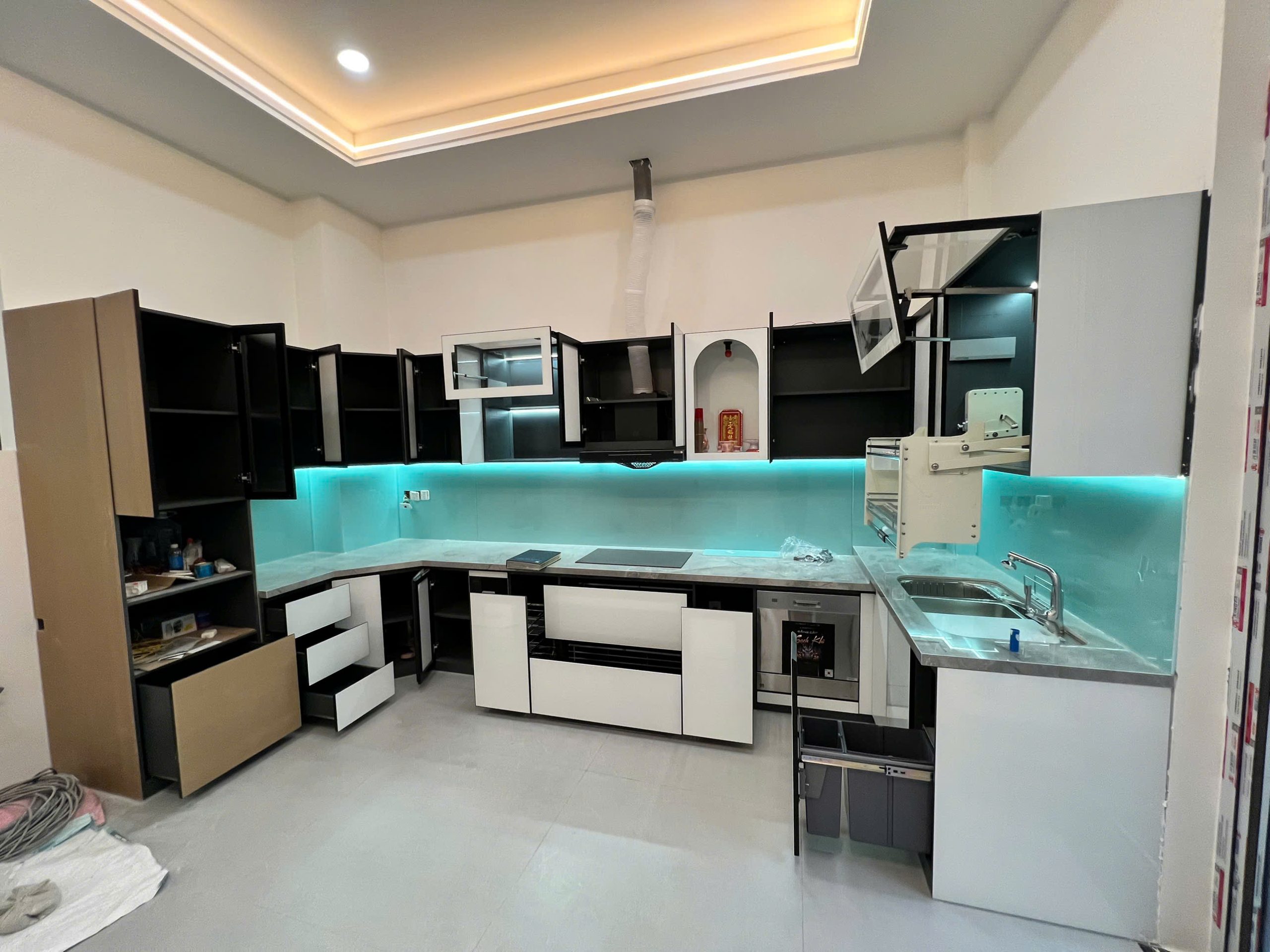 Tổng thể các khoang bên trong khi mở cánh và kéo phụ kiện